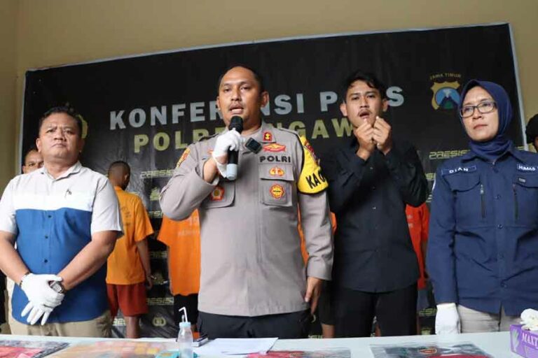 Berantas Peredaran Narkoba, Polres Ngawi Amankan 8 Tersangka Kapolres Ngawi AKBP Dwiasi Wiyatputera, saat menjelaskan kronologi penangkapan dan modus operandi pelaku peredaran narkoba
