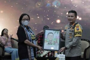 Cegah Tindak Kejahatan bagi Satwa, Polresta Malang Gelar FGD bareng Animal Lovers Wakasat Reskrim Kriminal Polresta Malang Kota, AKP Nurwasis saat menerima cinderamata dari acara bersama Animal Lovers, di Ballroom Sanika Satyawadya