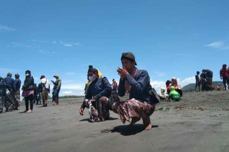 Hajad dalem labuhan di Pantai Parangkusumo, Kapanewon Kretek, Kabupaten Bantul