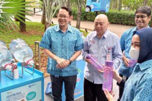 Hari Peduli Sampah Nasional, Bluebird dan Le Mineral Bagikan 4.500 Botol Minum untuk Pengemudi PT Blue Bird Tbk dan Le Minerale membagikan 4.500 botol minum (tumbler) bagi pengemudi di wilayah Jakarta, Depok, Tangerang, Bekasi (Jadetabek).