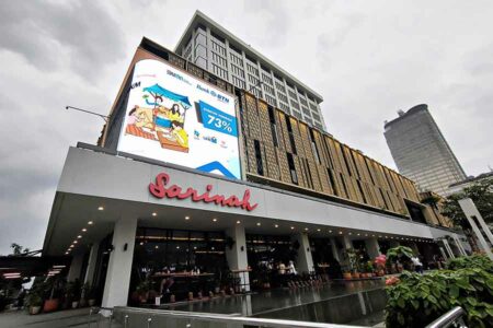 Sisi depan Gedung Sarinah di Jalan MH Thamrin, Jakarta Pusat. (foto: Mamuk Ismuntoro, pilar.id)