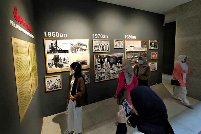 Informasi sejarah Gedung Sarinah di area museum, lantai dasar gedung Sarinah, Jalan MH Thamrin, Jakarta Pusat. (foto: Mamuk Ismuntoro, pilar.id)