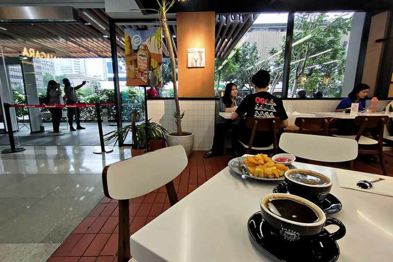 Kedai kopi lokal yang bisa diakses di dekat pintu utama gedung Sarinah Jalan MH Thamrin, Jakarta Pusat. (foto: Mamuk Ismuntoro, pilar.id)