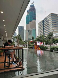 Selasar Gedung Sarinah Jalan MH Thamrin, Jakarta Pusat. (foto: Mamuk Ismuntoro, pilar.id)