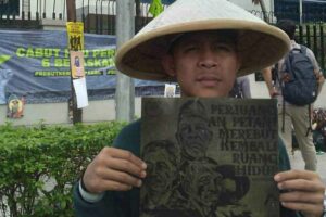 Aditya saat mendatangi kantor ATR/BPN, demi menagih janji Menteri ATR/BPN, Jumat (24/2/2023). (foto: Dok Walhi)