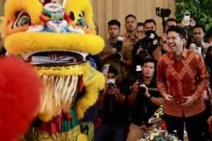 Nyanyi Dadakan di Perayaan Imlek, Emil Dardak bareng Forkopimda Jatim Padukan Lagu Mandarin dan Madura Perayaan Imlek 2023