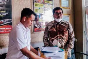 Petani Desa Pakel Ditahan, Tekad Garuda Bawa Ribuan Dokumen Penangguhan ke Polda Jatim Tekad Garuda menyerahkan ribuan penjaminan penangguhan, termasuk 21 ribu lebih petisi atas pembebasan ketiga petani Pakel Banyuwangi di Ditreskrimsus Polda Jatim