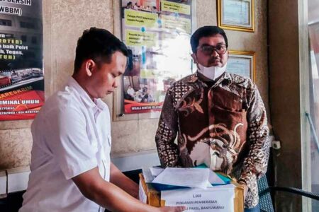 Petani Desa Pakel Ditahan, Tekad Garuda Bawa Ribuan Dokumen Penangguhan ke Polda Jatim Tekad Garuda menyerahkan ribuan penjaminan penangguhan, termasuk 21 ribu lebih petisi atas pembebasan ketiga petani Pakel Banyuwangi di Ditreskrimsus Polda Jatim