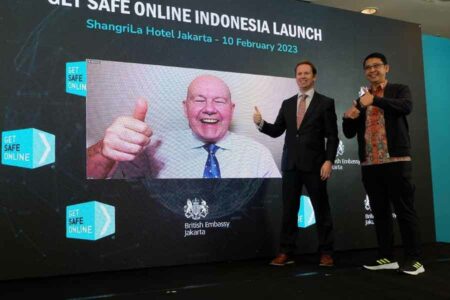 Bareng Get Safe Online, Kedubes Inggris Ajak Pelaku UKM tetap Aman dalam Berinternet Tony Neat, CEO Get Safe Online di screen, sementara di panggung adalah Matthew Downing, Wakil Duta Besar Inggris untuk Indonesia dan Timor Leste dan Kombes Polisi Muhammad Nuh Al-Azhar