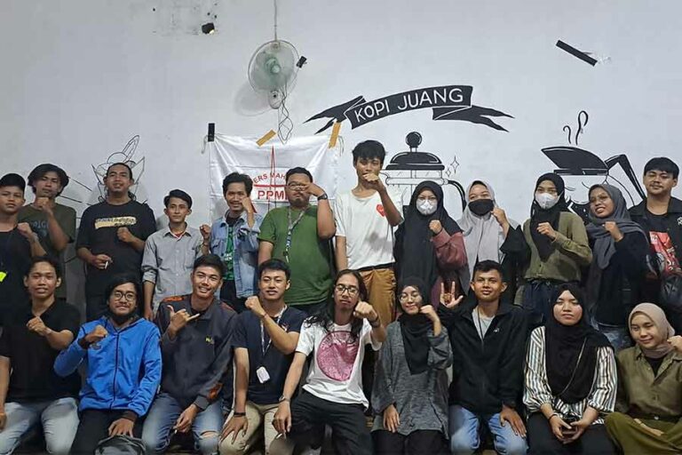 PPMI DK-Surabaya Gelar Nobar dan Diskusi Solidaritas untuk Petani Pakel foto pilar id