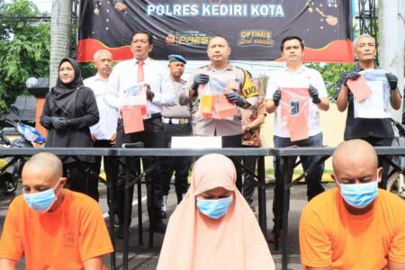 Kapolres Kediri Kota AKBP Teddy Chandra saat menunjukkan barang bukti yang berhasil diamankan
