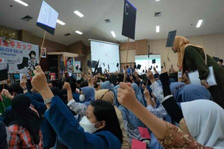 Ratusan peserta kategori dasar menjawab kuis dalam acara Kanji Cup ke-19 di Auditorium Gedung LP3EM, Universitas Negeri Surabaya