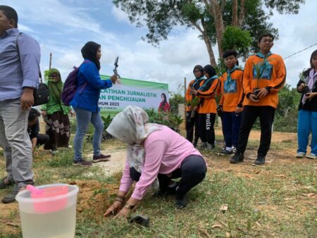 Pelatihan Jurnalistik dan Penghijauan Bagi Anak Muda di Singkawang