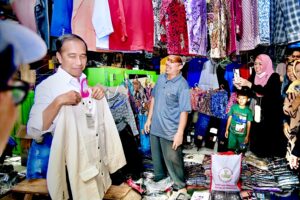 Usai Belanja Baju Koko di Kebumen, Hari Ini Presiden Jokowi Bagikan Sertifikat Tanah di Blora