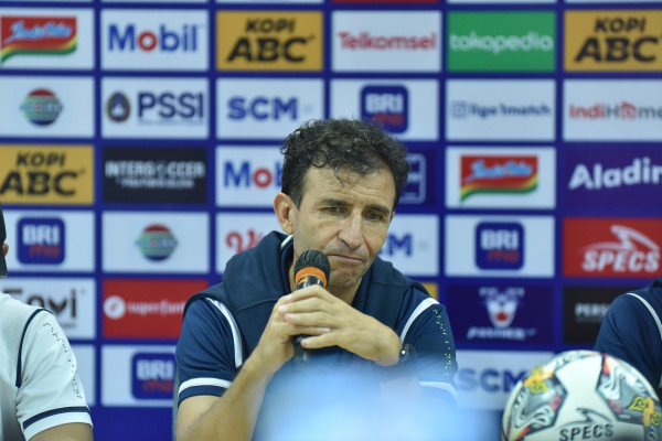 Mimik Sedih Luis Milla, dan Kritisi Diri usai Persib Dihancurkan Persik Kediri 0-2