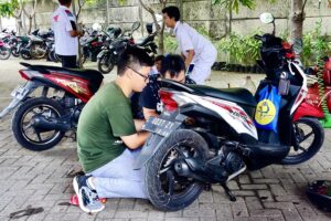 Mahasiswa Teknik Mesin UK Petra Beri Layanan Servis Motor Gratis di Lapangan Anta Siwalankerto