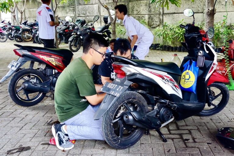 Mahasiswa Teknik Mesin UK Petra Beri Layanan Servis Motor Gratis di Lapangan Anta Siwalankerto