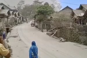 Hujan Abu Terjadi di Sejumlah Wilayah di Jawa Tengah Akibat Erupsi Gunung Merapi