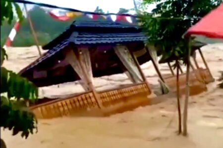 Arus Banjir Bandang Lahat Seret 1 Bocah SD Hingga Puluhan Kilometer