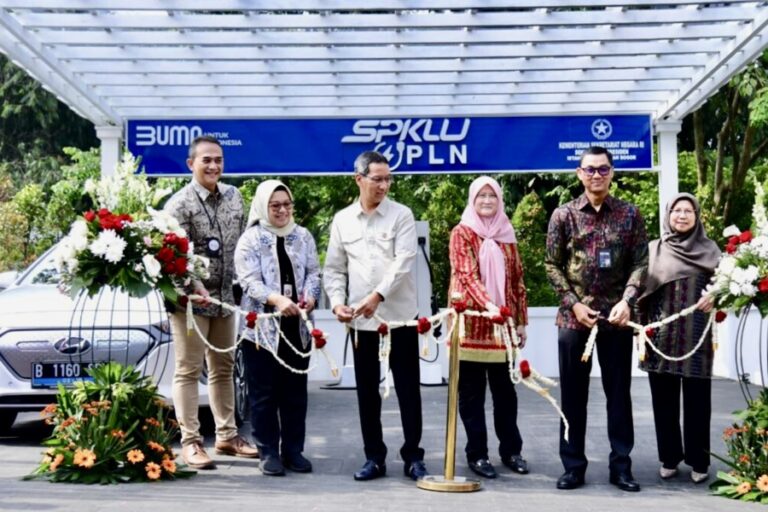 Heru Budi Hartono Resmikan SPKLU Pertama di Istana Kepresidenan Bogor