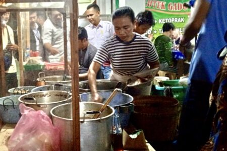 Tak Pernah Sepi, Gudeg Permata Kuliner Malam Legendaris di Yogyakarta