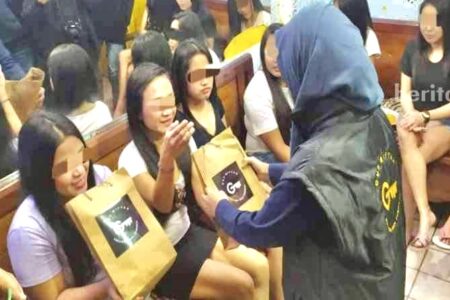 Didampingi GP Ansor, Gus Miftah Bagikan Mukena ke Wanita Malam di Tretes Pasuruan