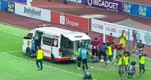 Insiden Benturan Ricki Ariansyah Gelandang Madura United Tak Sadarkan Diri dengan Pemain PSIS