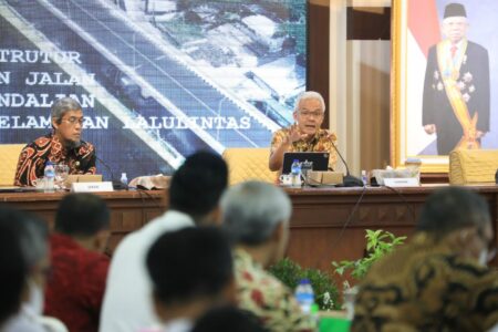 Ganjar Digeruduk Ribuan Aduan Jalan Rusak, Putuskan Fokus Anggaran Infrastruktur Perbaikan Jalan
