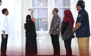 Viral Bangga Petugas Pantarlih Coklit di Istana Presiden Jokowi, Netizen: Kerja Elit Gaji Sulit, Berapa Gaji Pantarlih Kapan Cair
