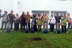 Usung Konsep Ecopark, Kampus Paramadina di Cipayung Manfaatkan Listrik Minimal Kampus ini merasa perlu melaksanakan penanaman pohon sebagai langkah membantu menangani efek perubahan iklim.