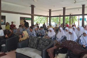 Para peserta di acara bermain musik dan bernyanyi bersama dengan anak tuna netra di YPAB oleh ACI dan Disabilitas Berkarya, dalam menyambut Hari Musik Nasional, di Pendopo YPAB, Senin (6/3/2023)