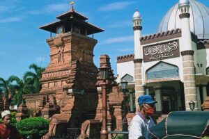 Sisi depan Masjid Menara Kudus, salah satu masjid tertua di Indonesia (foto: Hendro D. Laksono, pilar.id)