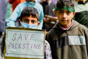 Anak-anak membawa pesan kemanusiaan 'Save Palestine' di tengah konflik negaranya dengan Israel (foto: Hurrah Suhail, pexels)
