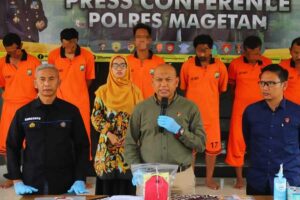 Jelang Ramadhan, Polres Magetan Amankan Pelaku Judi di Tiga TKP Kasat Reskrim Polres Magetan AKP Rudy Hidajanto, saat menjelaskan motif dari keenam tersangka yang berada dibelakangnya, di halaman Polres Magetan, Kamis (22/03/23)