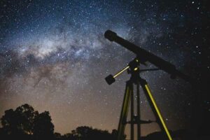 Dengan berbagai cara, astronom terus bekerja untuk menjawab banyak pertanyaan di antaranya galaksi baru di luar tata surya (foto: Lucas Pezeta, pexels)