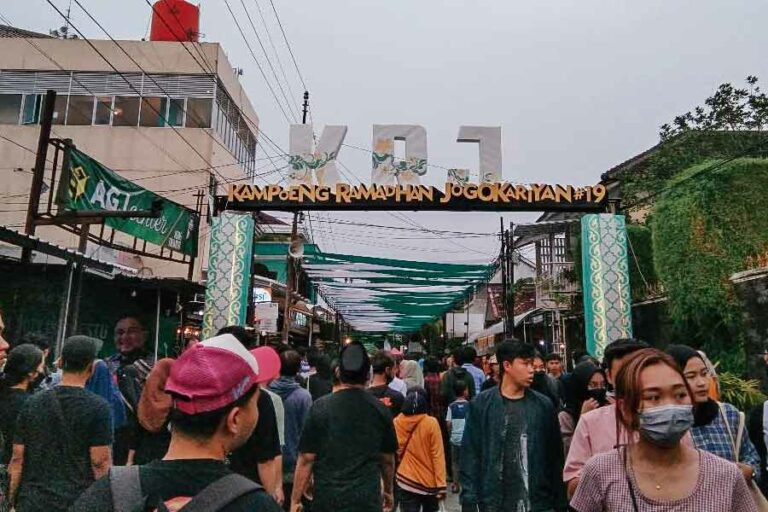 Pasar sore Kampung Ramadhan Jogokariyan (KRJ) selalu menjadi daya tarik pengunjung (foto: Rizki Liasari, pilar.id)
