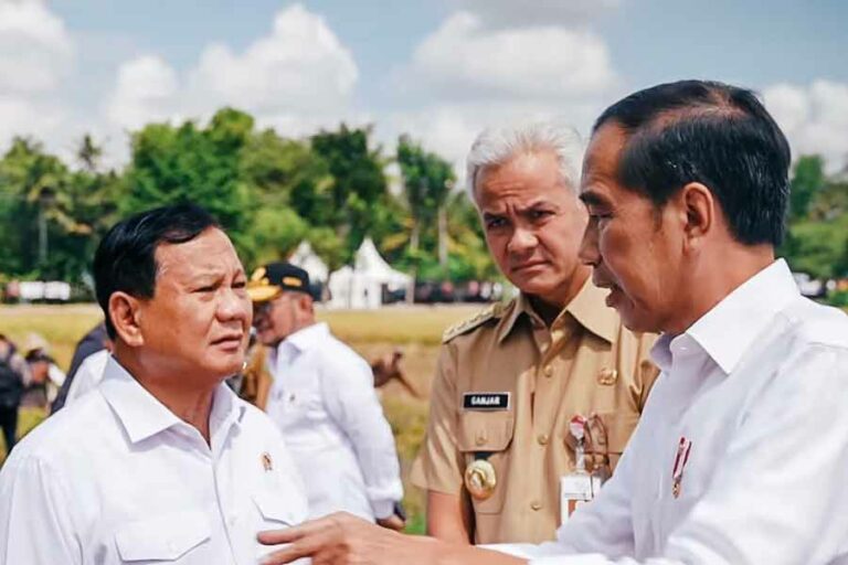 Presiden RI Joko Widodo bersama Menteri Pertahanan RI Prabowo Subianto dan Gubernur Ganjar Pranowo