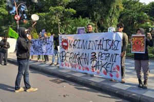 Pra Peradilan Tiga Petani Pakel di Tolak, Solidaritas Surabaya bersama Pakel Gelar Mimbar Bebas di Tengah Kota Sejumlah peserta aksi dari LBH, Walhi, LAMRI, dan mahasiswa di Surabaya di depan Grahadi, Sabtu (11/3/2023)