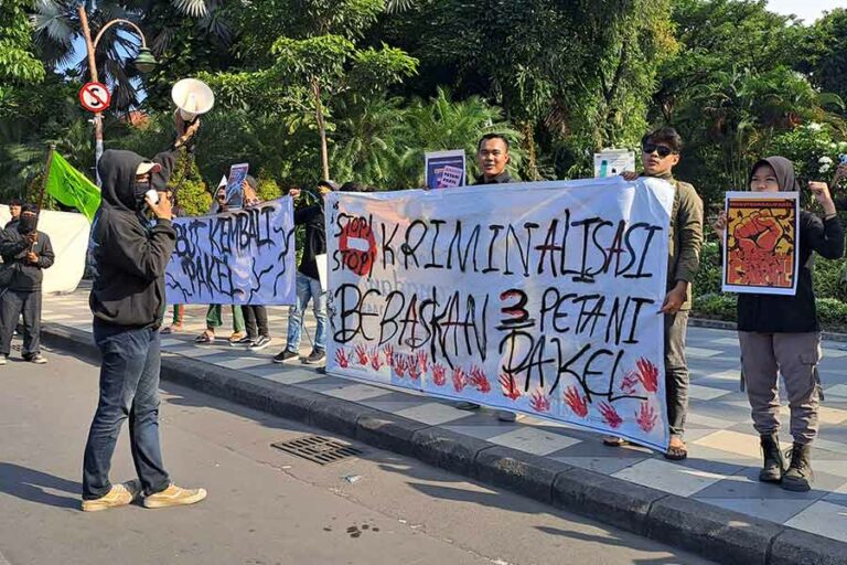 Sejumlah peserta aksi dari LBH, Walhi, LAMRI, dan mahasiswa di Surabaya di depan Grahadi, Sabtu (11/3/2023)