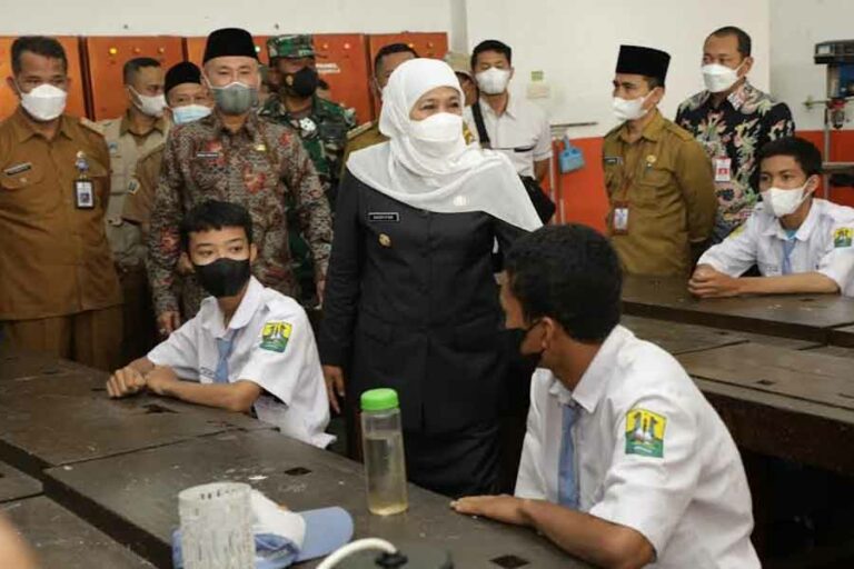 PPDB 2023, Jatim Buka Golden Ticket untuk Ketua OSIS dan Hafidz Quran Gubernur Jawa Timur Khofifah Indar Parawansa