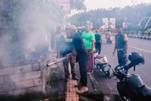 Brantas Demam Berdarah Dengue, Babinsa Gelar Fogging di Klungkung Bali Fogging di Kelurahan Semarapura Kangin, Klungkung, Bali