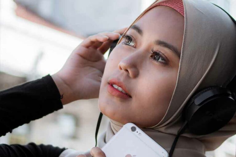 Aktivitas Asyik yang bisa Dilakukan Meski Sedang Berpuasa Mendengarkan musik atau podcast bisa jadi salah satu alternatif aktivitas untuk menunggu berbuka (foto: Raka Miftah, pexels)