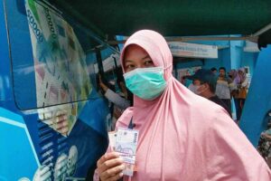 BI DI Yogyakarta Buka Penukaran Uang Pecahan lewat Aplikasi PINTAR, Apa Saja Syaratnya? Salah satu peserta program layanan penukaran uang pecahan kecil memamerkan Rp 10 ribuan-nya (foto: Rizki Liasari, pilar.id)