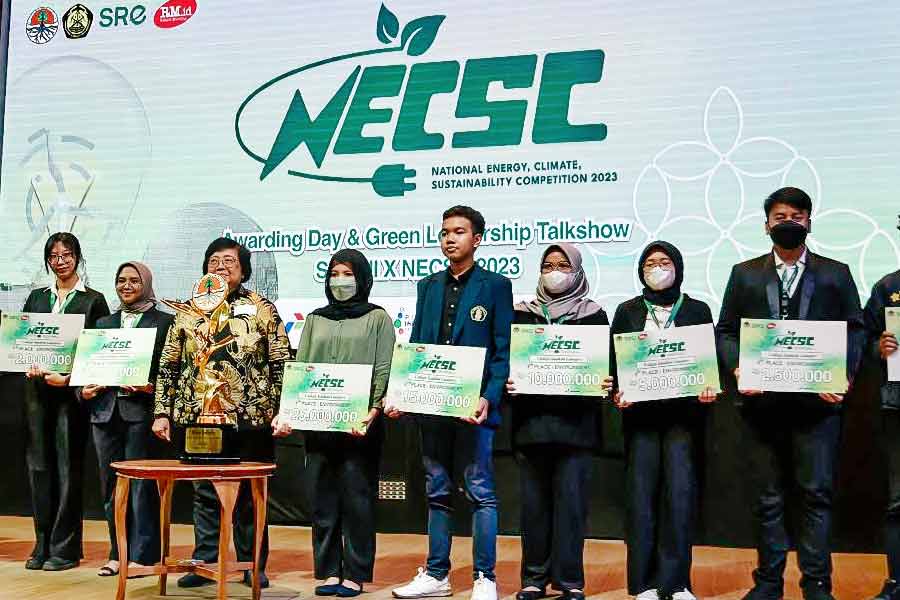 Hafiz Okta Ramadhan (tengah) berfoto bersama pemenang lainnya di awarding NECSC 2023 di Universitas Indonesia (foto: dok pribadi)