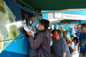 Jadwal Lengkap Penukaran Uang Rupiah di Yogyakarta, Ada 70 Lokasi! Warga antre menggunakan layanan penukaran pecahan