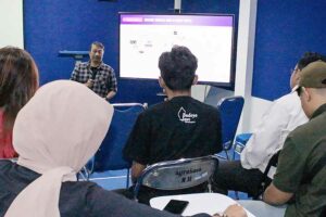 Kuliah umum 'Menjadi Jurnalis Andal di Media Digital' di Kampus Stikosa-AWS Surabaya, Jumat (31/3/2023)