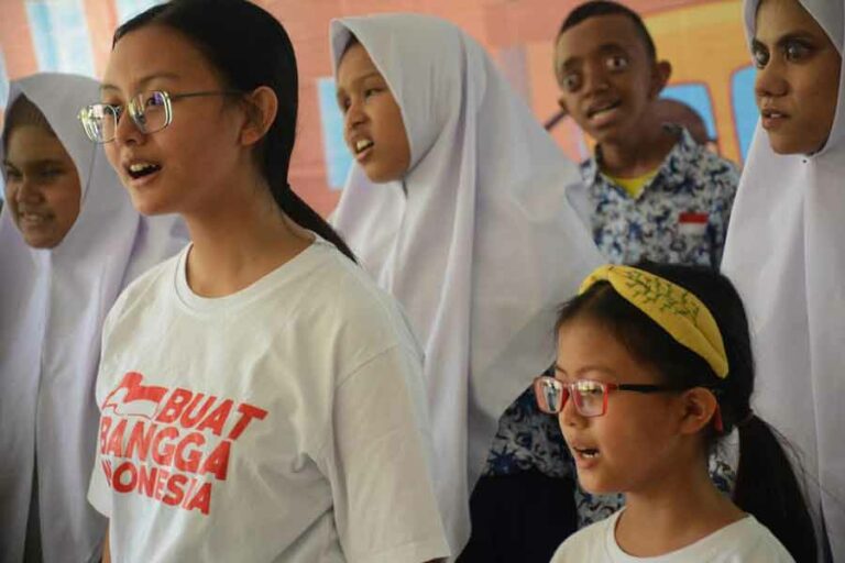 Kolaborasi dari Aksi Cinta Indonesia (ACI) dan siswa Yayasan Pendidikan Anak Anak Buta (YPAB) Surabaya di acara 'Senandung dalam Kesetaraan' (foto: Anton Kusnanto, pilar.id)
