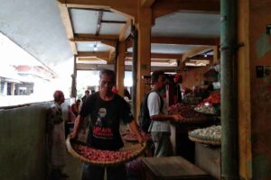 Pedagang bawang merah di sebuah pasar tradisional di Yogyakarta (foto: Rizki Liasari, pilar.id)