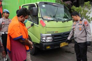 Komplotan Pelaku Curas Antar Propinsi Berhasil Diringkus Polres Ponorogo Pelaku (kiri) bersama petugas saat menunjukkan barang bukti pencurian berupa satu buah truk, di Polres Ponorogo, Kamis (16/3/2023)