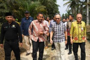 Ketua Dewan Komisioner OJK Mahendra Siregar (tengah) saat bertemu para petani perkebunan kelapa sawit di Kabupaten Kampar, Riau
